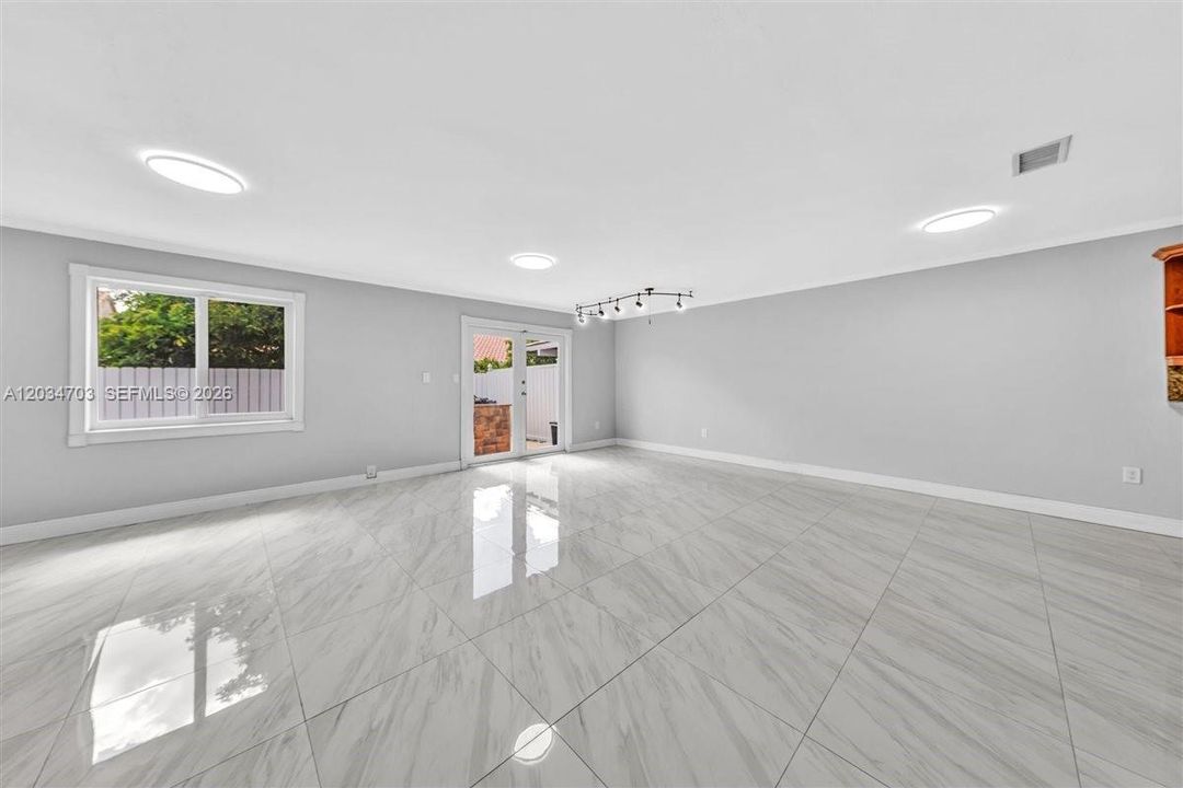 En Venta: $615,000 (5 camas, 2 baños, 2086 Pies cuadrados)