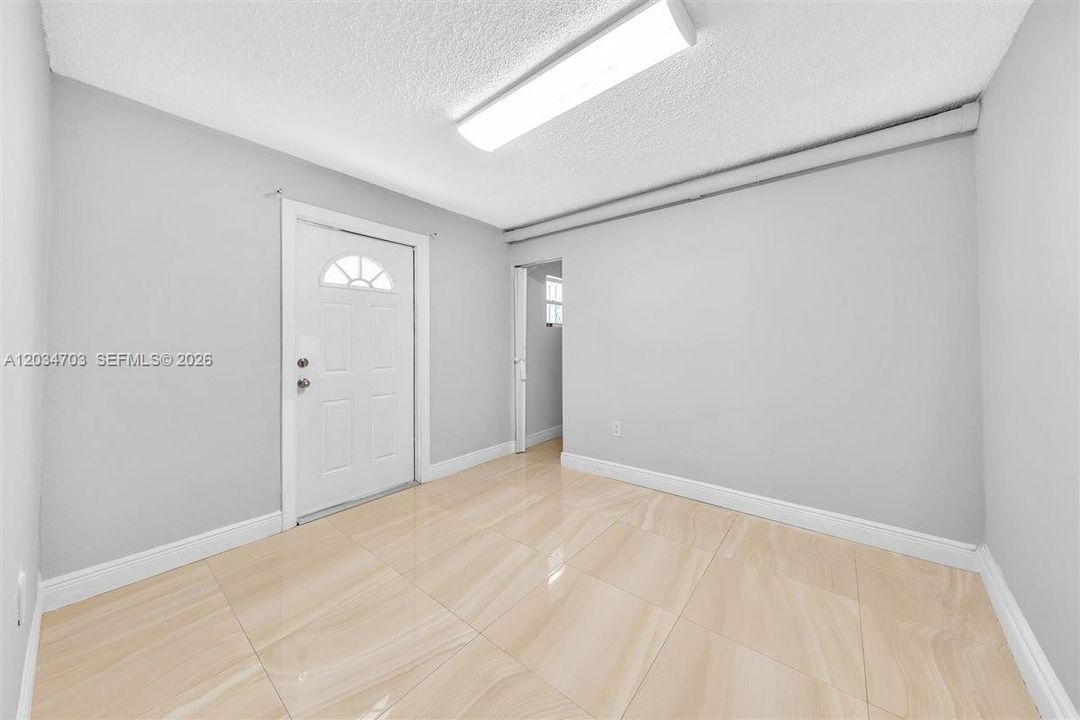En Venta: $615,000 (5 camas, 2 baños, 2086 Pies cuadrados)