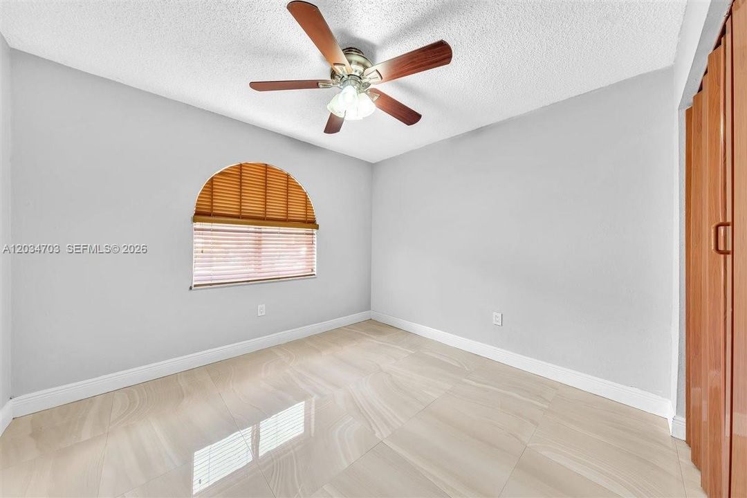 En Venta: $615,000 (5 camas, 2 baños, 2086 Pies cuadrados)