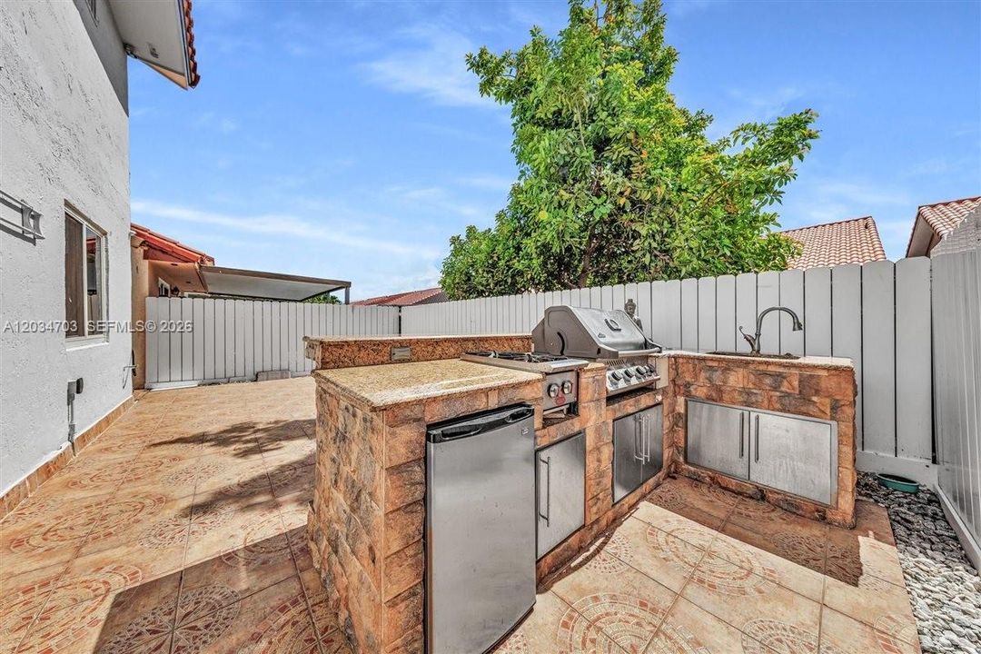 En Venta: $615,000 (5 camas, 2 baños, 2086 Pies cuadrados)