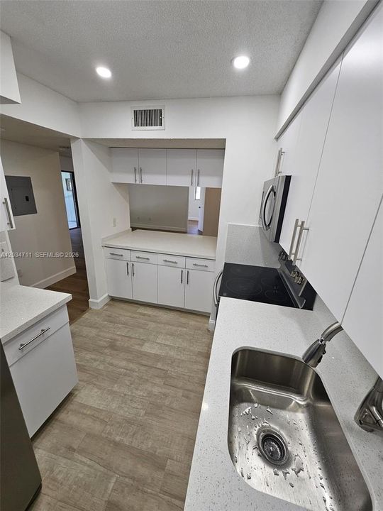 For Rent: $2,275 (2 beds, 2 baths, 921 Square Feet)