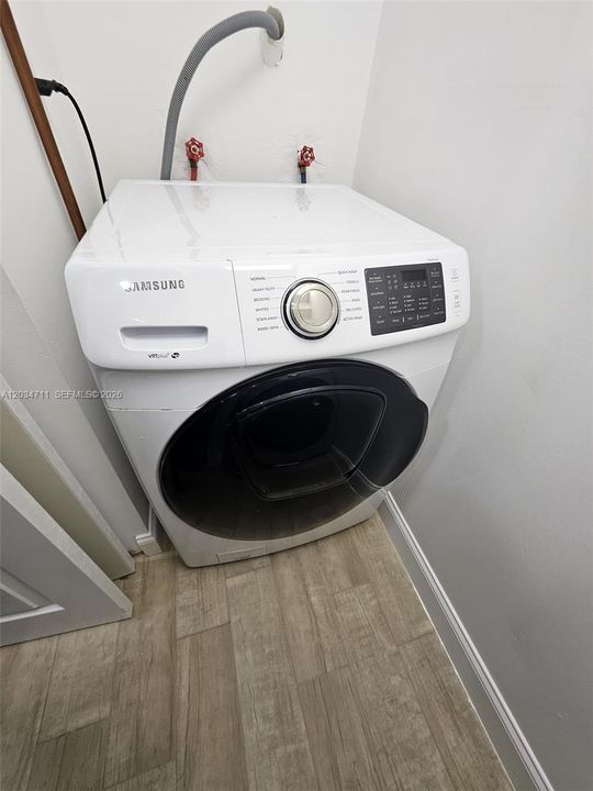 For Rent: $2,275 (2 beds, 2 baths, 921 Square Feet)