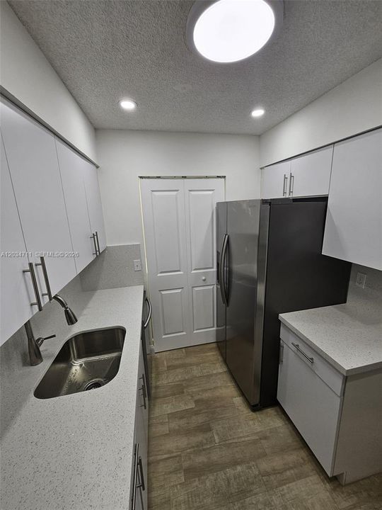 For Rent: $2,275 (2 beds, 2 baths, 921 Square Feet)