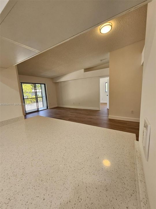 For Rent: $2,275 (2 beds, 2 baths, 921 Square Feet)
