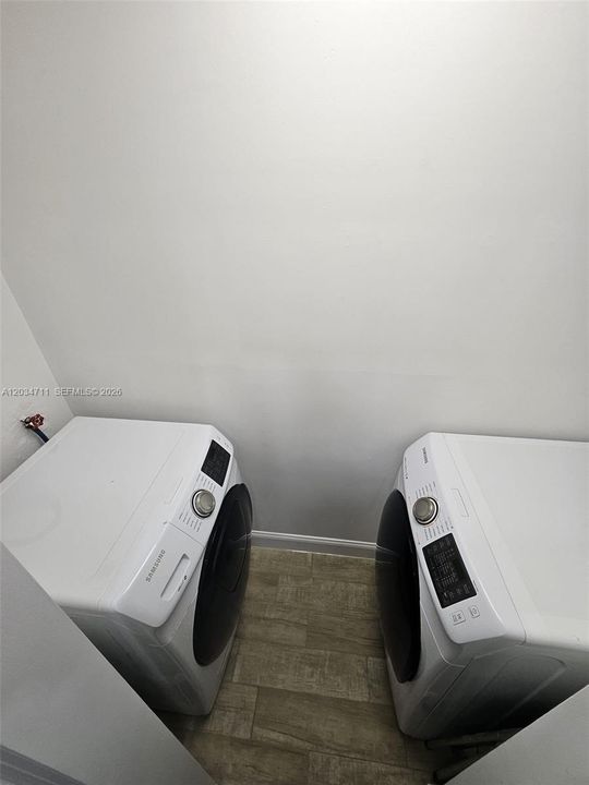 For Rent: $2,275 (2 beds, 2 baths, 921 Square Feet)