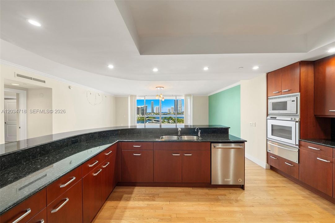 For Sale: $2,695,000 (3 beds, 3 baths, 2840 Square Feet)