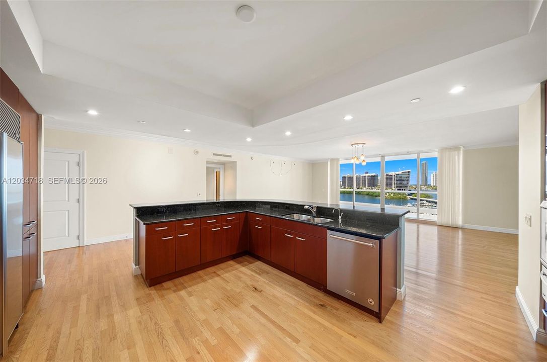 For Sale: $2,695,000 (3 beds, 3 baths, 2840 Square Feet)