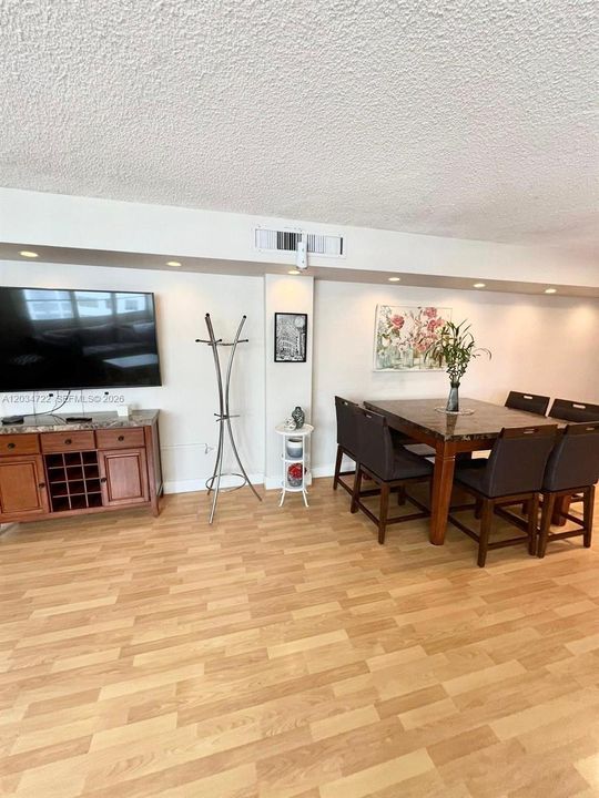 В аренду: $3,300 (2 спален, 2 ванн, 990 Квадратных фут)