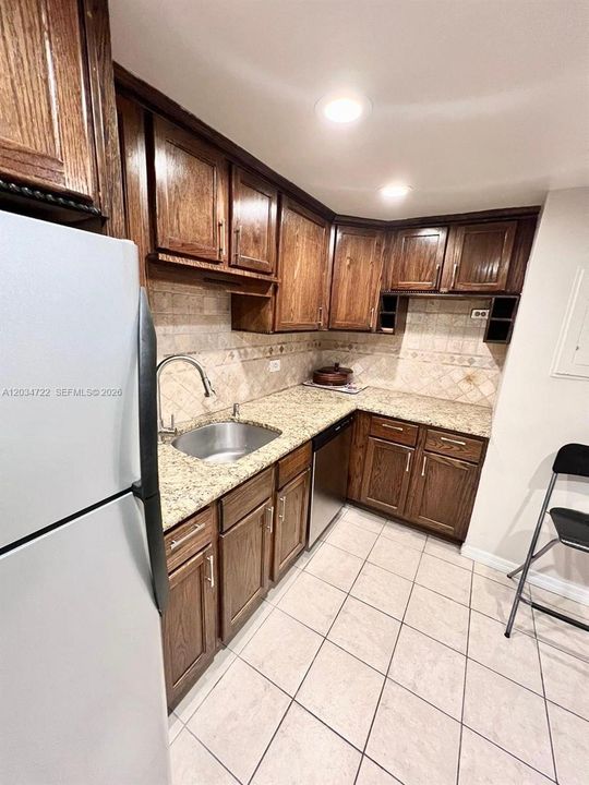 В аренду: $3,300 (2 спален, 2 ванн, 990 Квадратных фут)