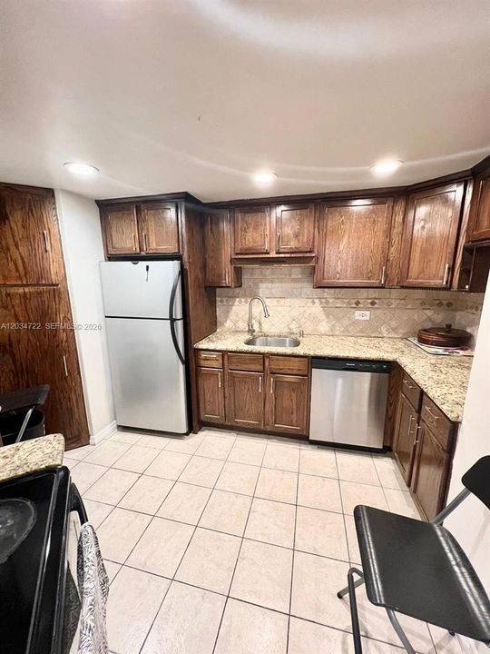 В аренду: $3,300 (2 спален, 2 ванн, 990 Квадратных фут)