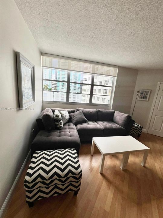 В аренду: $3,300 (2 спален, 2 ванн, 990 Квадратных фут)
