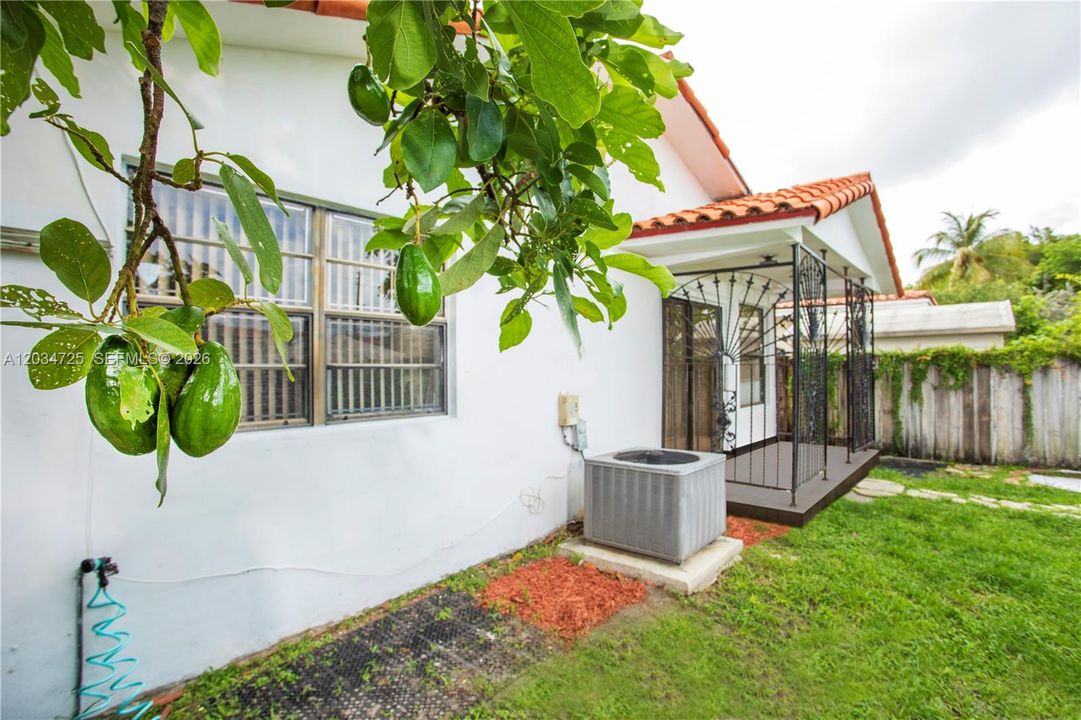 На продажу: $889,000 (3 спален, 2 ванн, 2002 Квадратных фут)