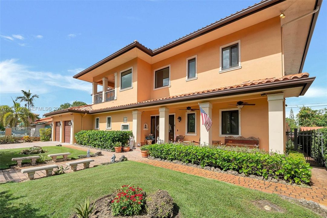 For Sale: $2,599,000 (4 beds, 4 baths, 3736 Square Feet)