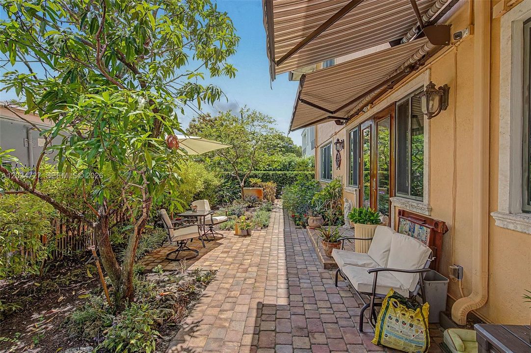 For Sale: $2,599,000 (4 beds, 4 baths, 3736 Square Feet)
