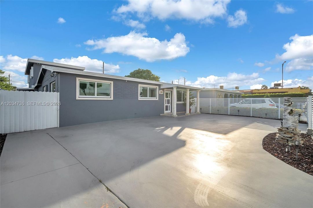 En Venta: $849,000 (5 camas, 3 baños, 2251 Pies cuadrados)