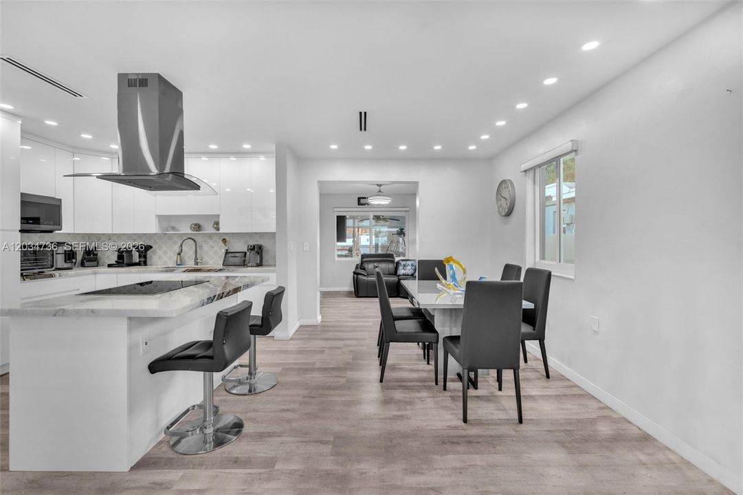 En Venta: $849,000 (5 camas, 3 baños, 2251 Pies cuadrados)