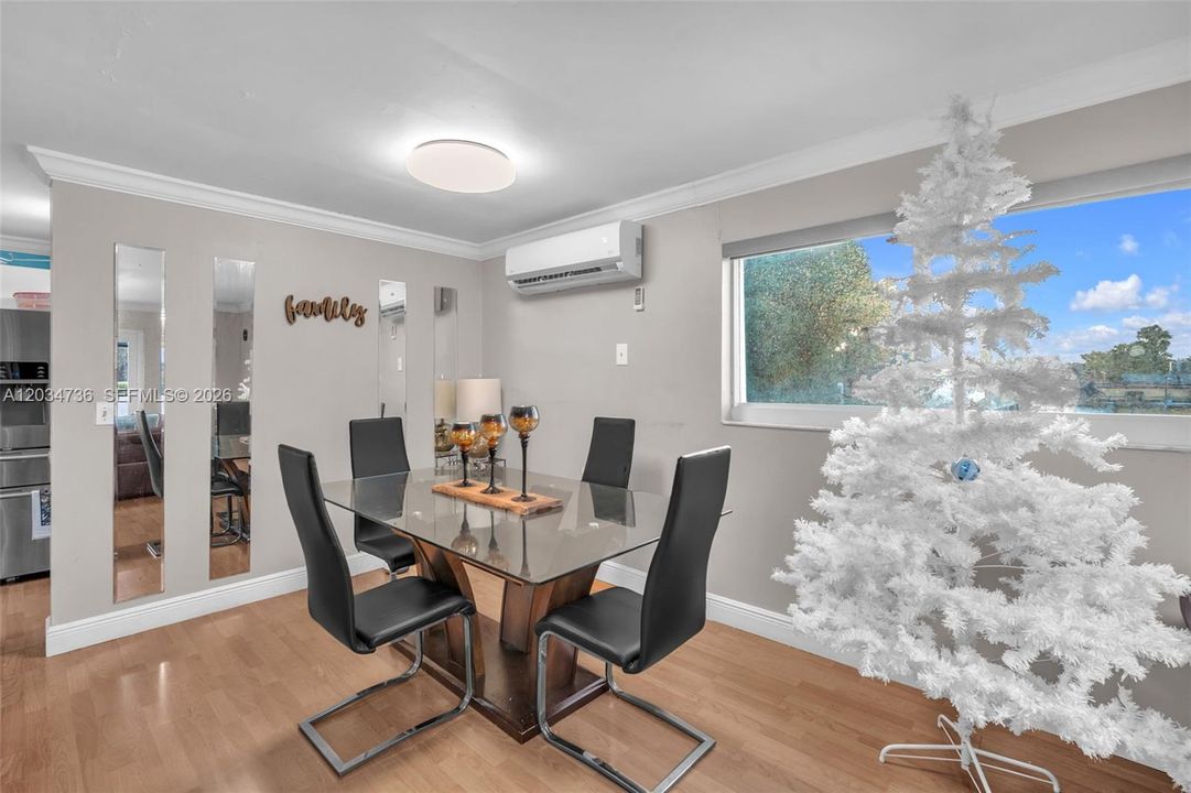 En Venta: $849,000 (5 camas, 3 baños, 2251 Pies cuadrados)