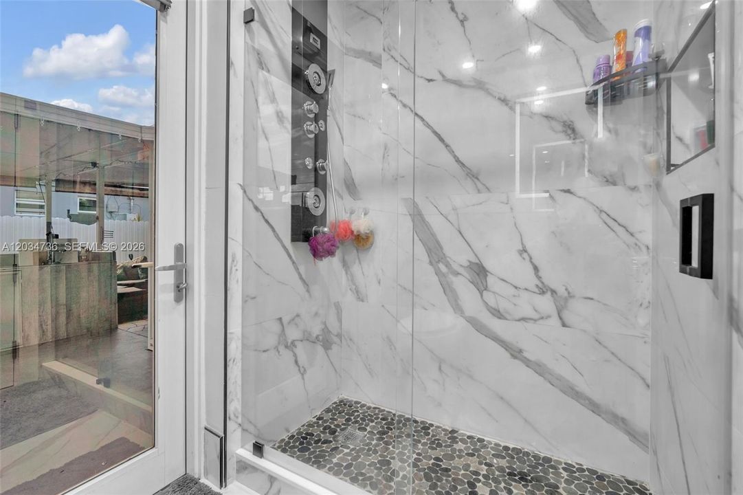 En Venta: $849,000 (5 camas, 3 baños, 2251 Pies cuadrados)