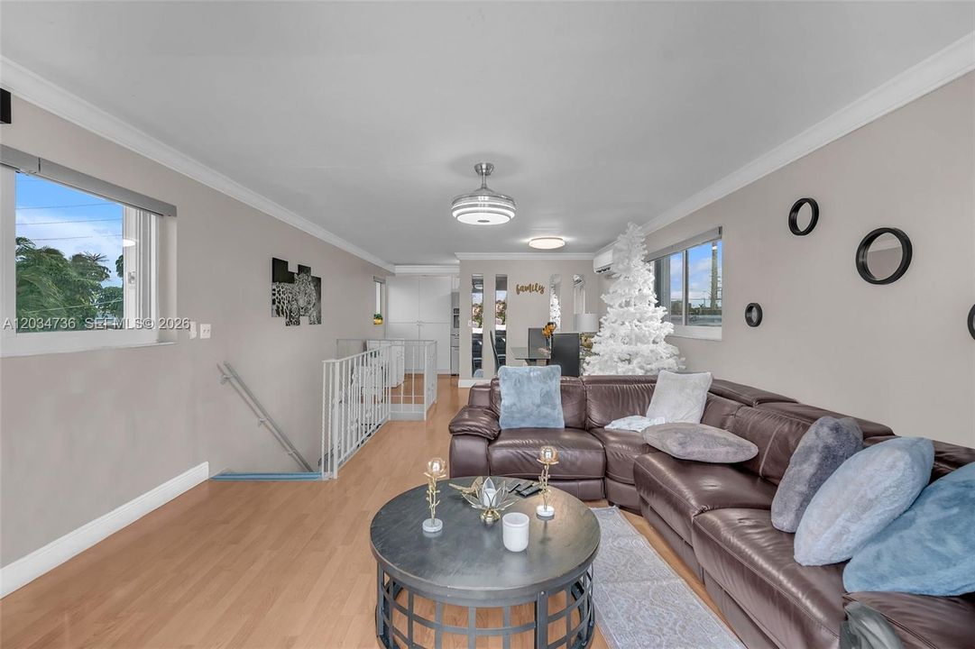 En Venta: $849,000 (5 camas, 3 baños, 2251 Pies cuadrados)