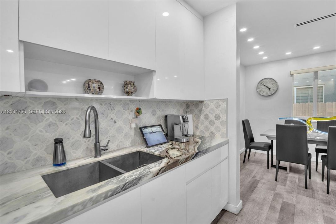 En Venta: $849,000 (5 camas, 3 baños, 2251 Pies cuadrados)