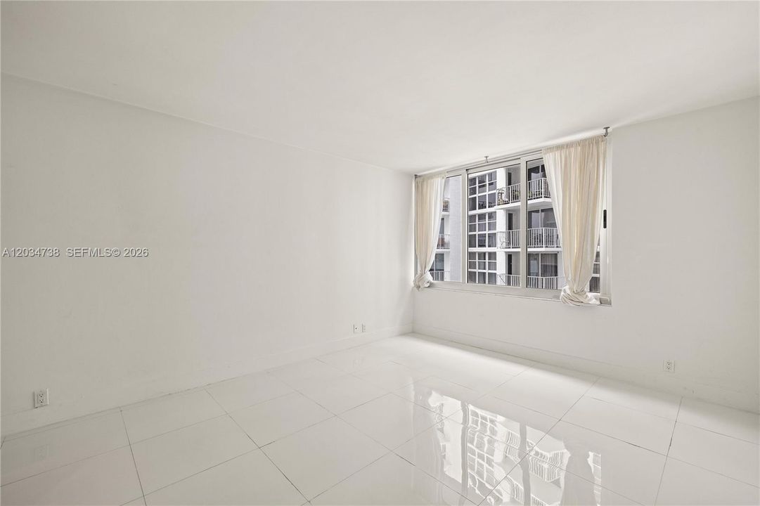 For Rent: $3,250 (1 beds, 1 baths, 837 Square Feet)