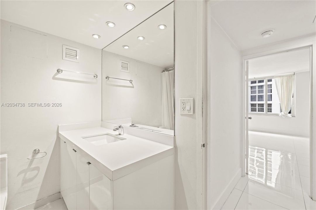 For Rent: $3,250 (1 beds, 1 baths, 837 Square Feet)