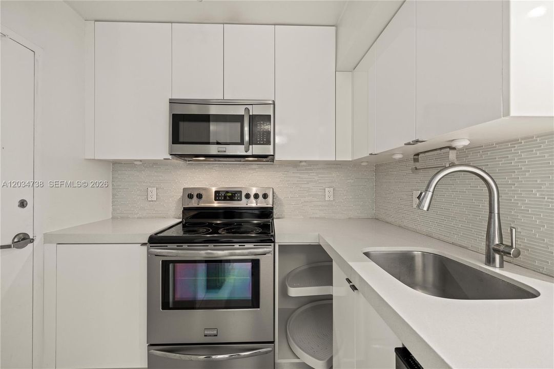 For Rent: $3,250 (1 beds, 1 baths, 837 Square Feet)