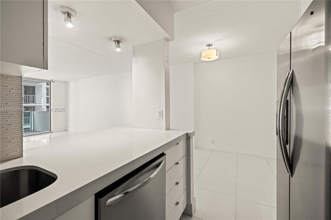 For Rent: $3,250 (1 beds, 1 baths, 837 Square Feet)