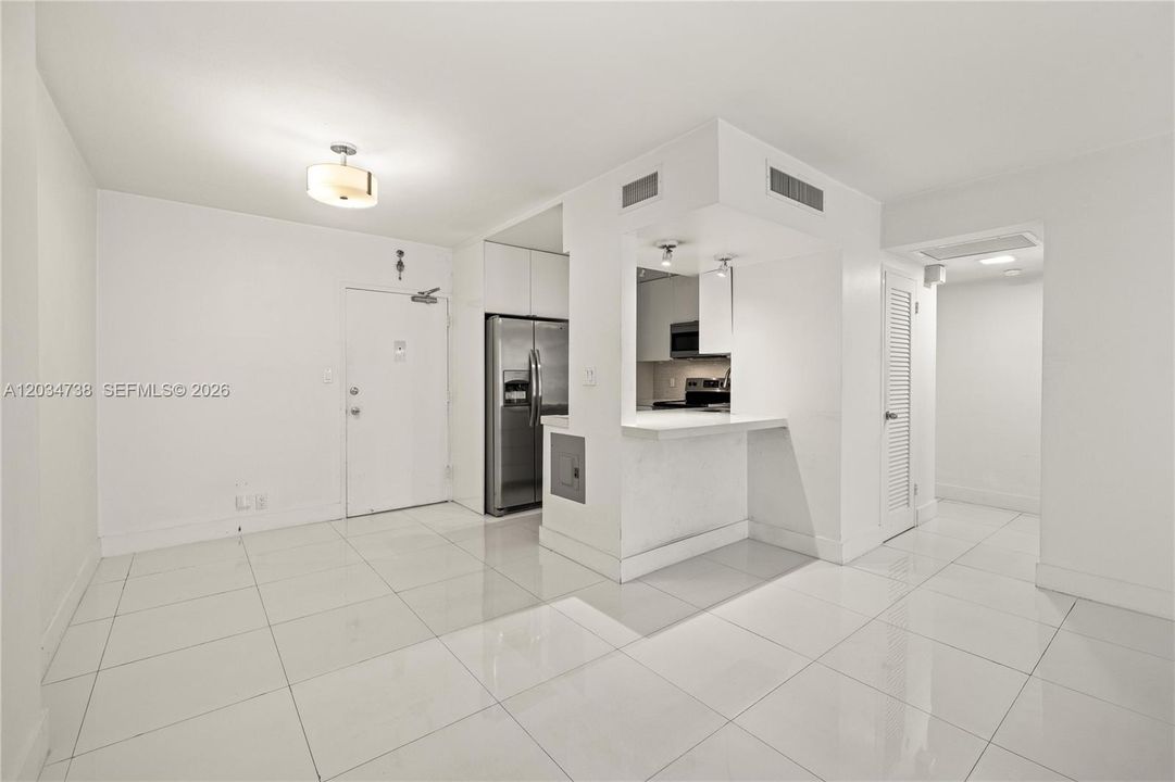 For Rent: $3,250 (1 beds, 1 baths, 837 Square Feet)