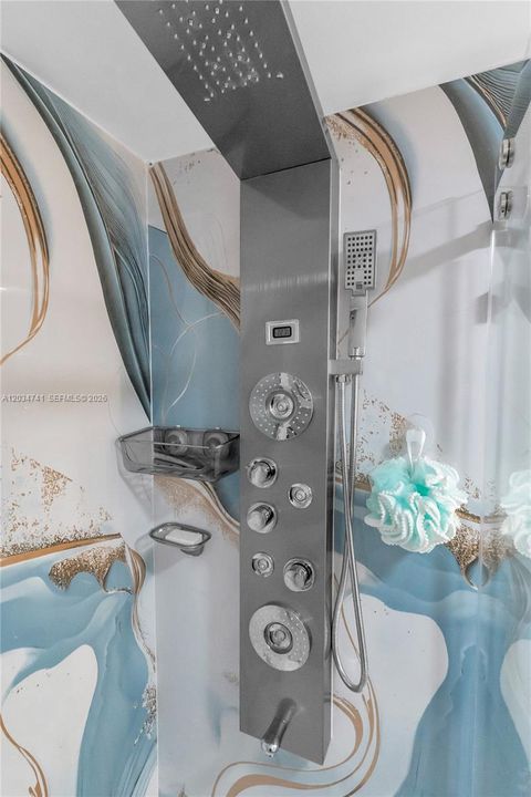 待售: $1,699,999 (5 贝兹, 4 浴室, 2052 平方英尺)