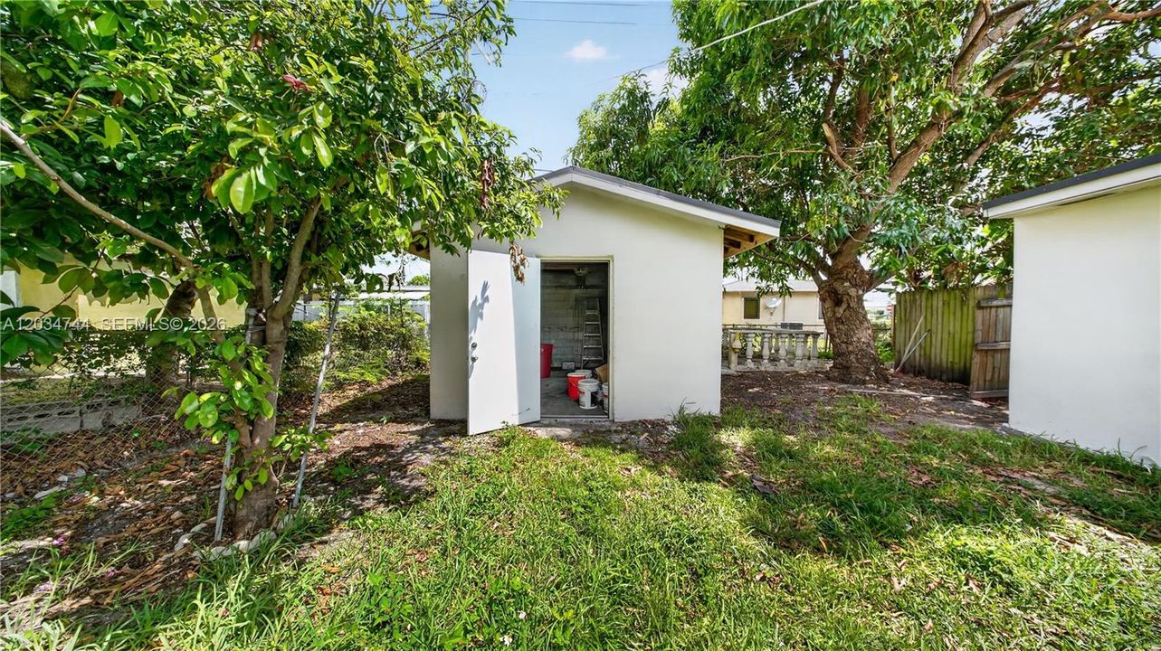 For Sale: $625,000 (5 beds, 4 baths, 1653 Square Feet)