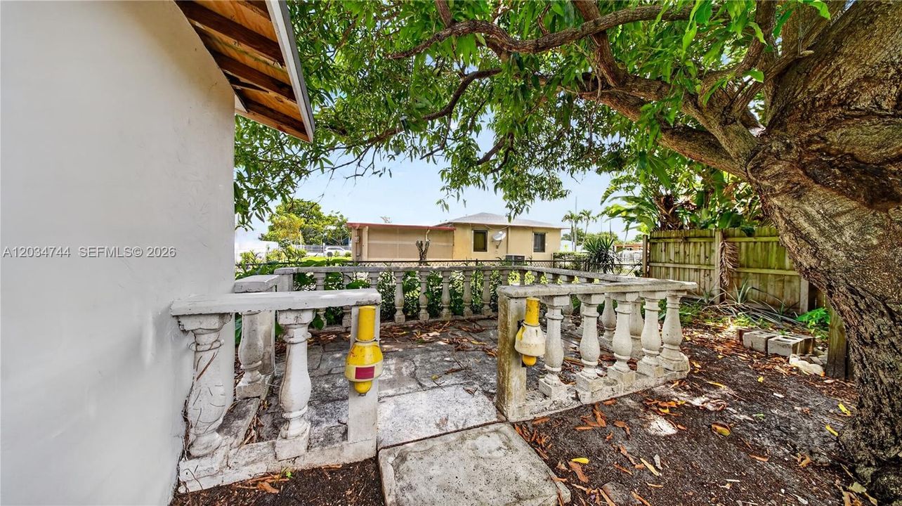 For Sale: $625,000 (5 beds, 4 baths, 1653 Square Feet)