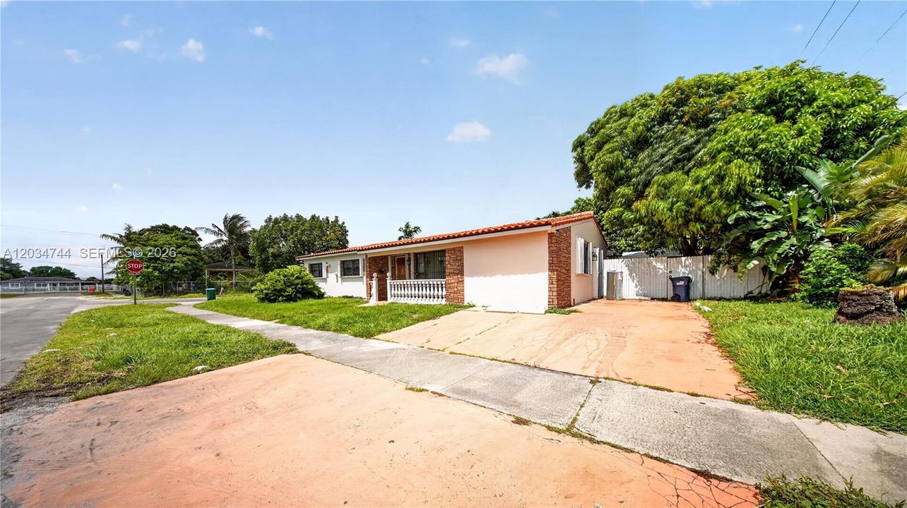 For Sale: $625,000 (5 beds, 4 baths, 1653 Square Feet)