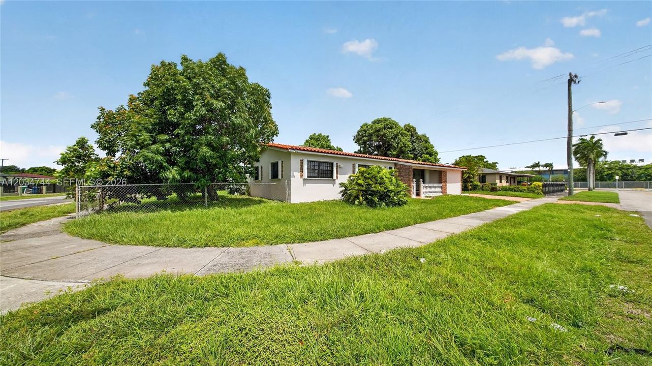 For Sale: $625,000 (5 beds, 4 baths, 1653 Square Feet)