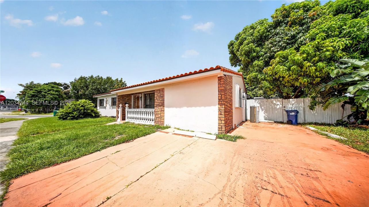 For Sale: $625,000 (5 beds, 4 baths, 1653 Square Feet)