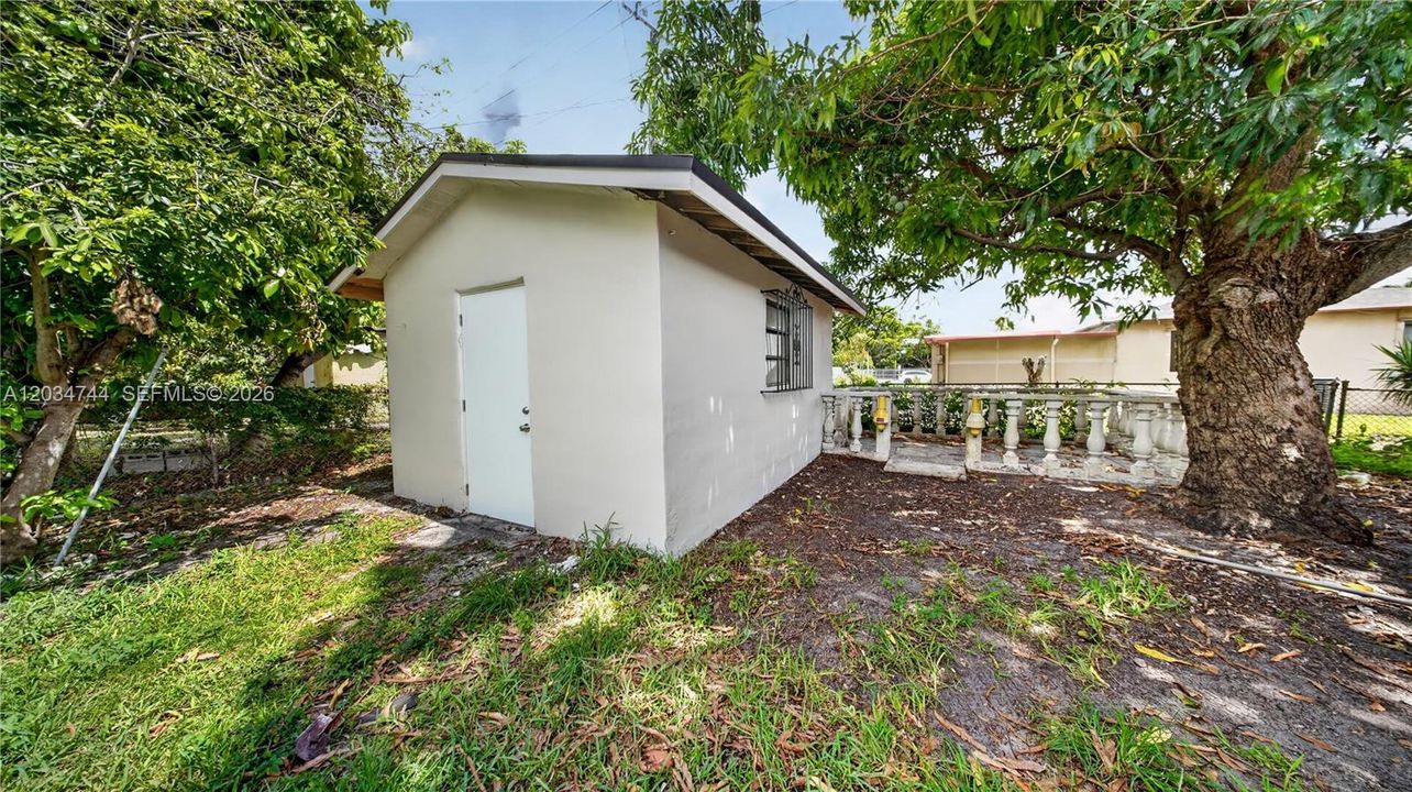For Sale: $625,000 (5 beds, 4 baths, 1653 Square Feet)