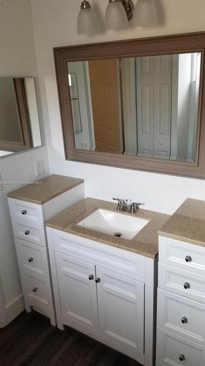 For Rent: $2,250 (2 beds, 2 baths, 990 Square Feet)