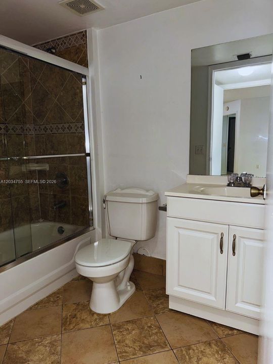 Activo con contrato: $2,100 (2 camas, 2 baños, 820 Pies cuadrados)