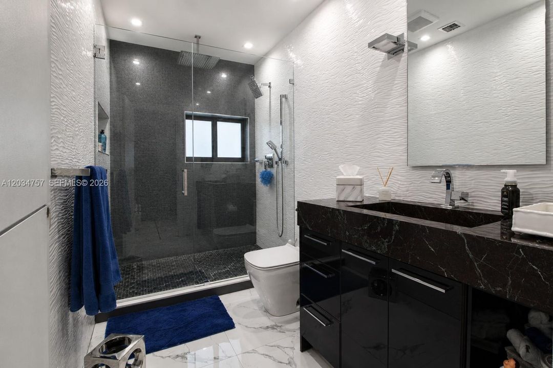 En Venta: $1,700,000 (5 camas, 3 baños, 2562 Pies cuadrados)