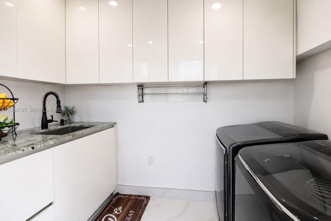 En Venta: $1,700,000 (5 camas, 3 baños, 2562 Pies cuadrados)