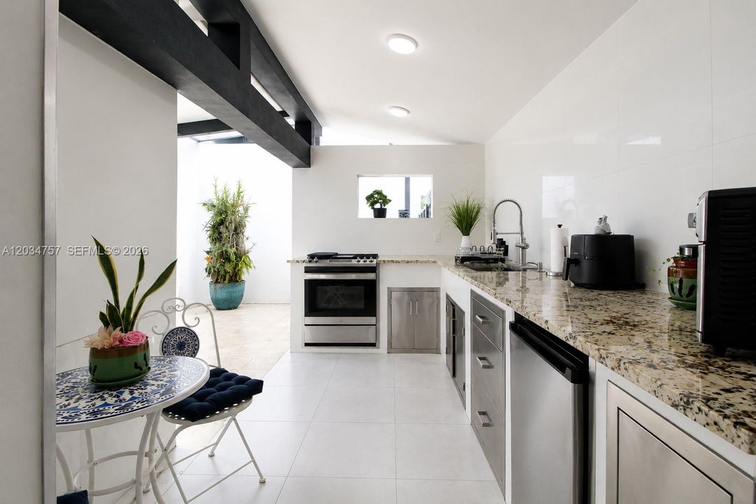 En Venta: $1,700,000 (5 camas, 3 baños, 2562 Pies cuadrados)