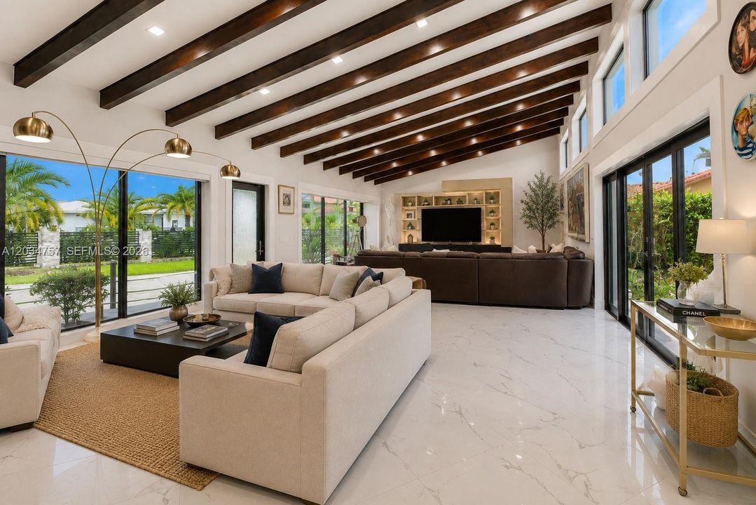 En Venta: $1,700,000 (5 camas, 3 baños, 2562 Pies cuadrados)