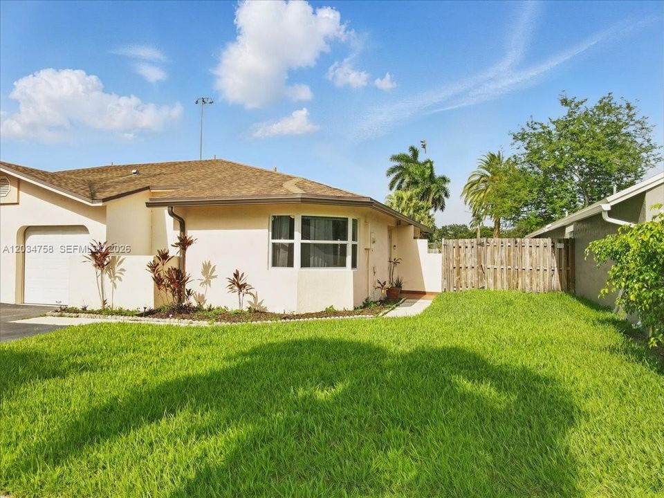 For Sale: $475,000 (2 beds, 2 baths, 1113 Square Feet)