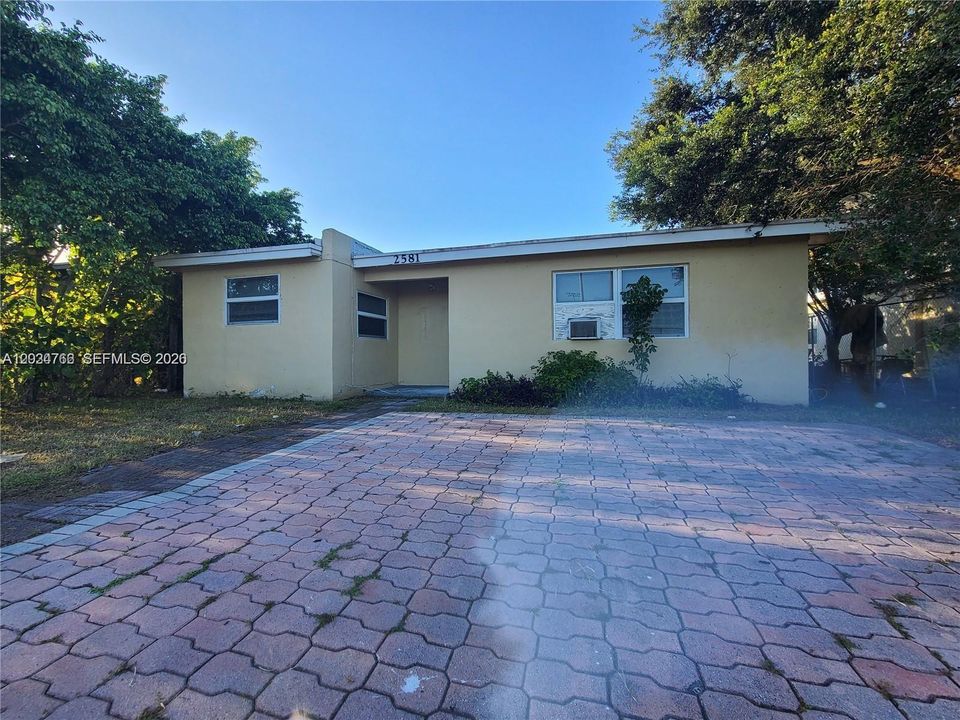 For Sale: $220,000 (2 beds, 1 baths, 830 Square Feet)