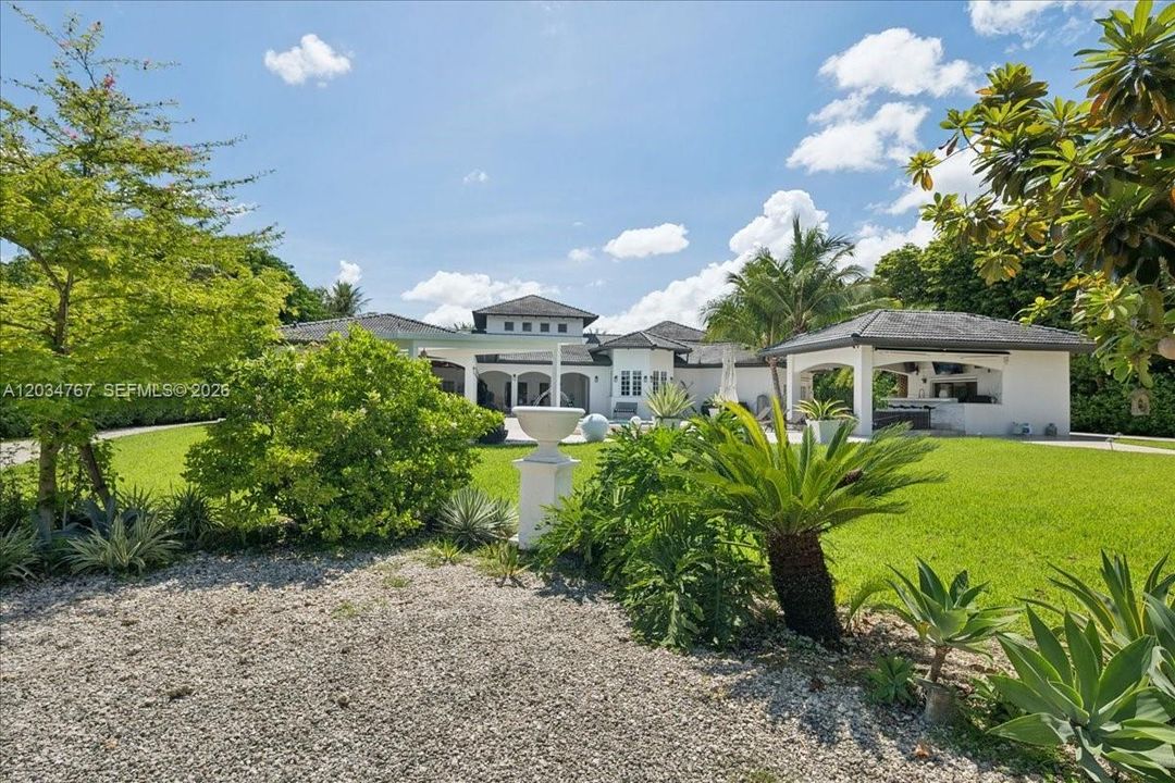 For Sale: $2,892,000 (5 beds, 6 baths, 3937 Square Feet)