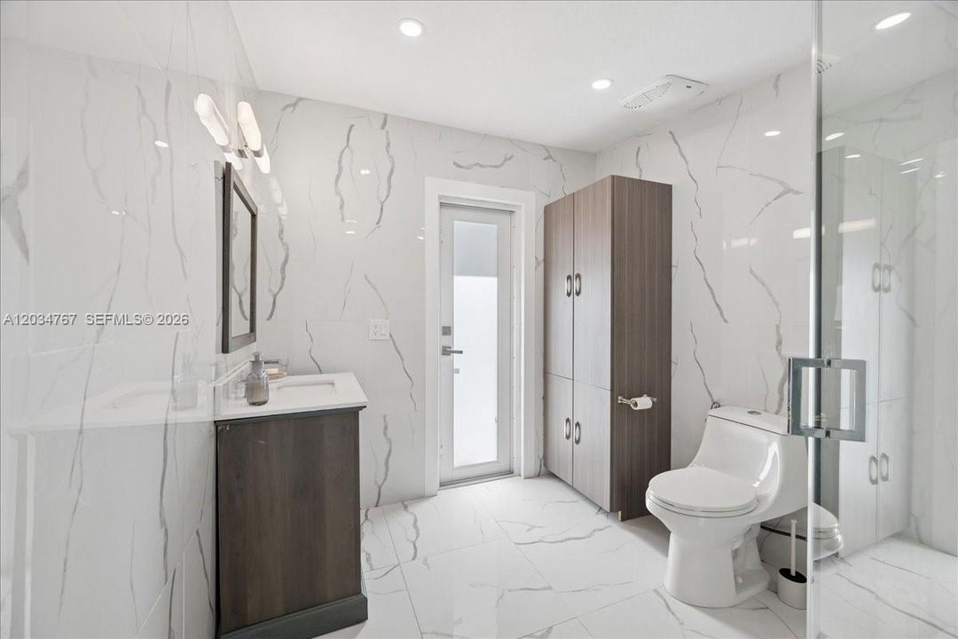 For Sale: $2,892,000 (5 beds, 6 baths, 3937 Square Feet)
