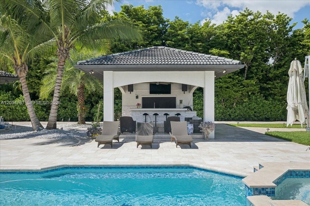 For Sale: $2,892,000 (5 beds, 6 baths, 3937 Square Feet)