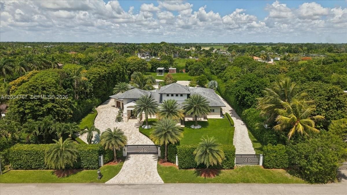 For Sale: $2,892,000 (5 beds, 6 baths, 3937 Square Feet)