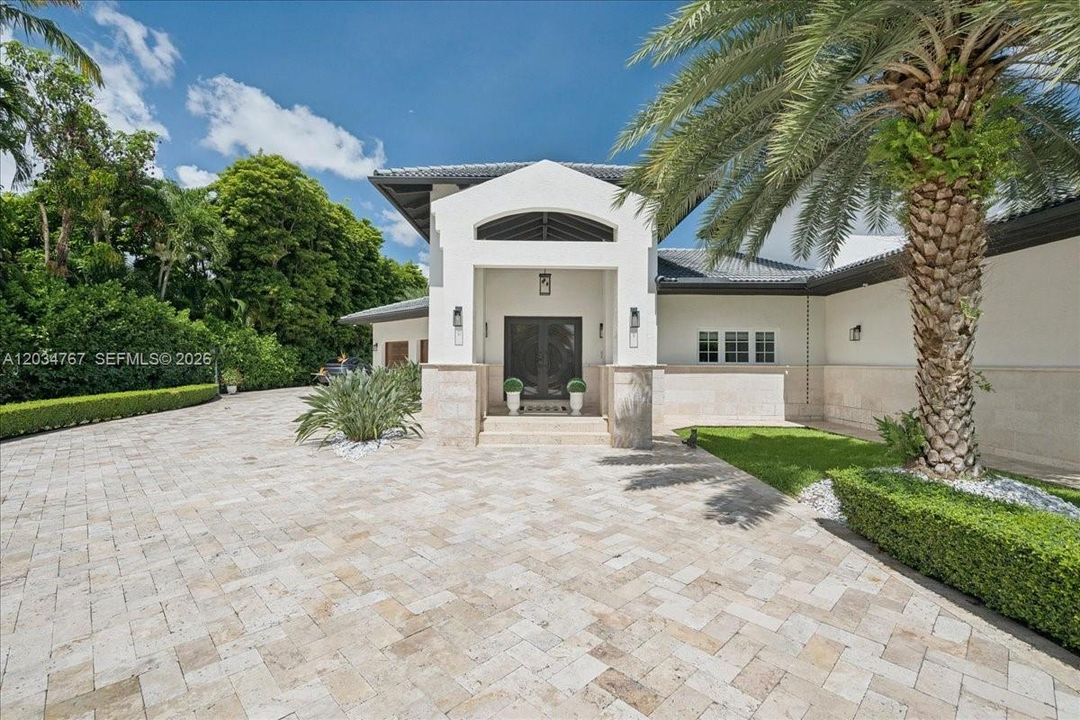 For Sale: $2,892,000 (5 beds, 6 baths, 3937 Square Feet)