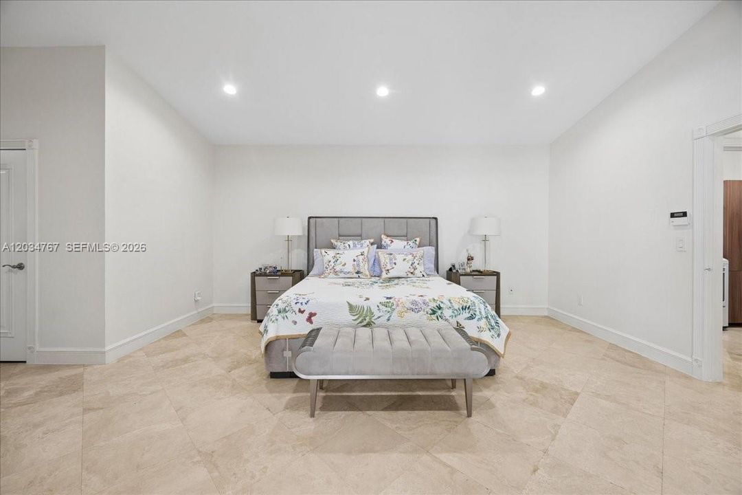 For Sale: $2,892,000 (5 beds, 6 baths, 3937 Square Feet)